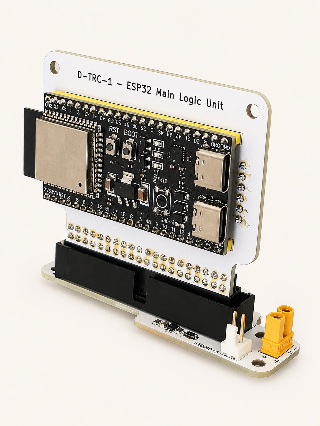 D-TRC-1 PCB makro — motherboard a logic unit, neutrální pozadí, directional světlo ukazující kvalitu pájení